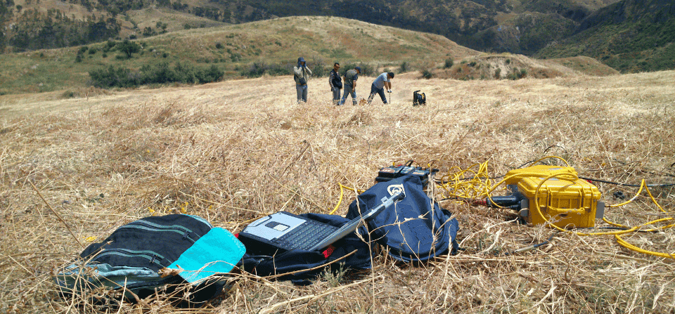 Attrezzatura installata su terreno per misure sismiche